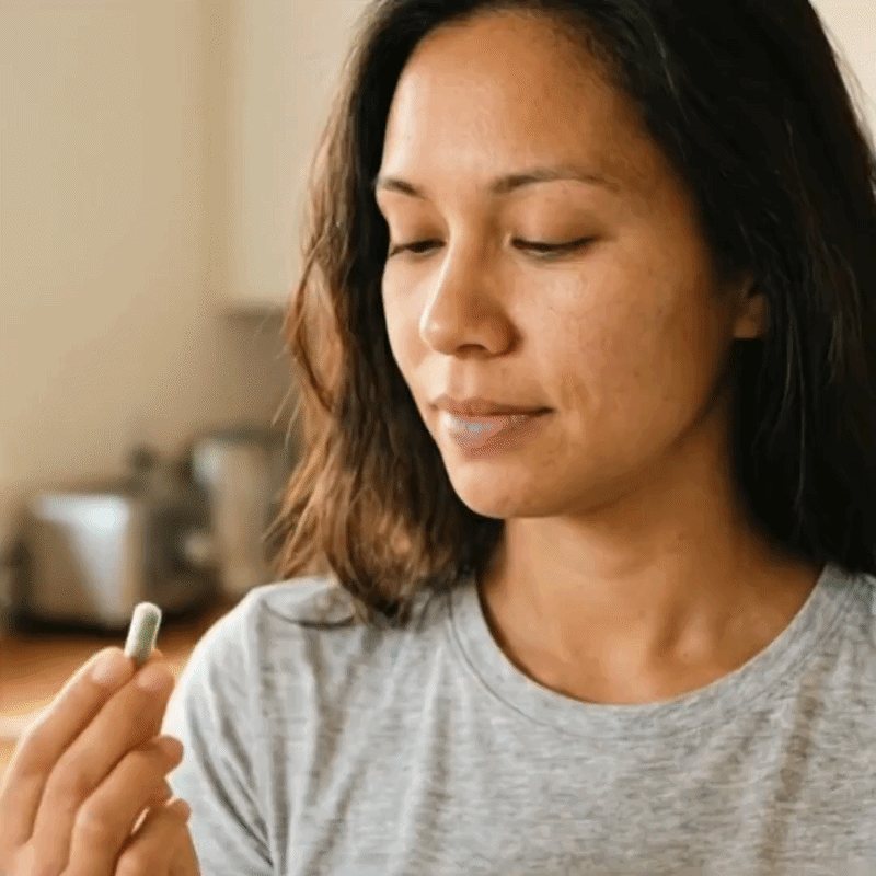 Femme gênée par son haleine devant le miroir